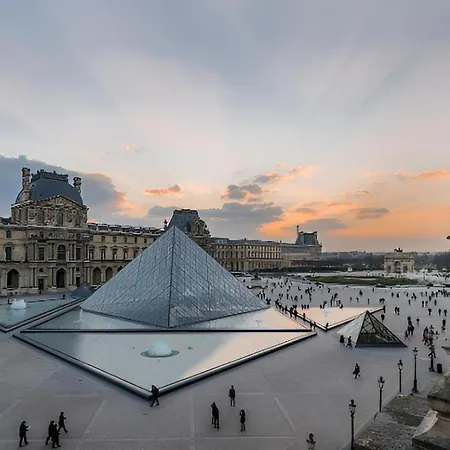 Charming Louvre Paryż